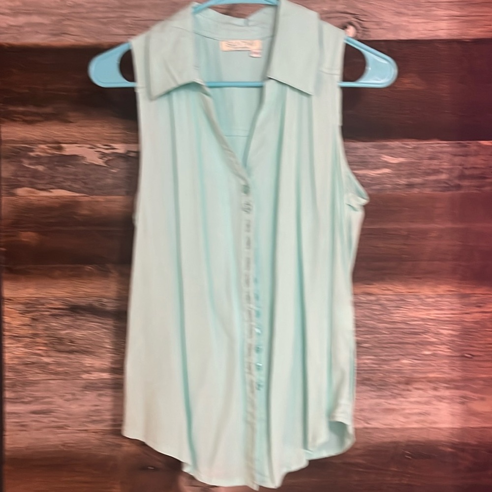 Sleeveless collared shirt